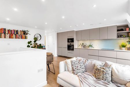 1 bedroom Flat To Let - Photo 2