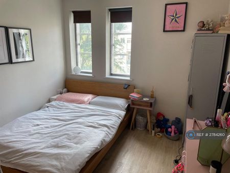 3 bedroom flat to rent - Photo 3