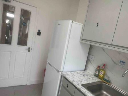1 bedroom in a house share to rent - Photo 3