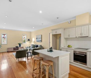 Charming Stone Villa with Self-Contained 2-Bedroom Unit - Photo 5
