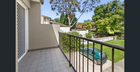 Stylish Newly Renovated Home with Private Entrance - Photo 4