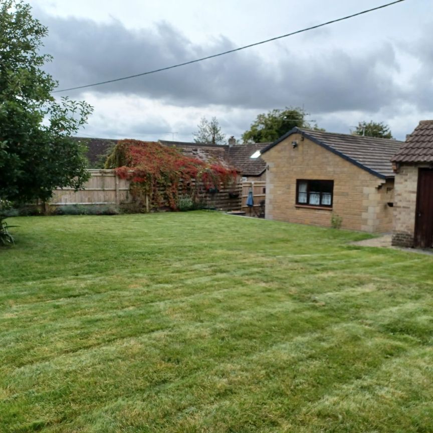 Detached 4 bed bungalow with working from home potential to let in Carterton - Photo 1