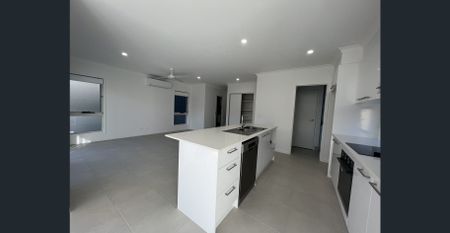 Modern 4-Bedroom Home in Azure Estate, Buderim/Maroochydore - Photo 3