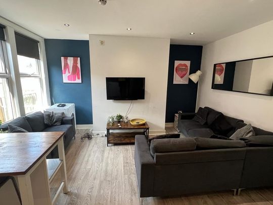 8 Bed Terraced House, Headingley Mount, LS6 - Photo 1