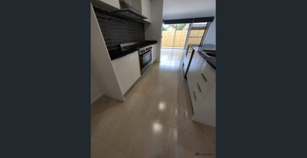 Modern 4-Bedroom Home with Stylish Finishes in Pallara - Photo 1