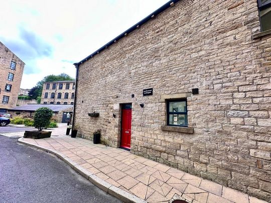 2 bedroom mews to rent - Photo 1