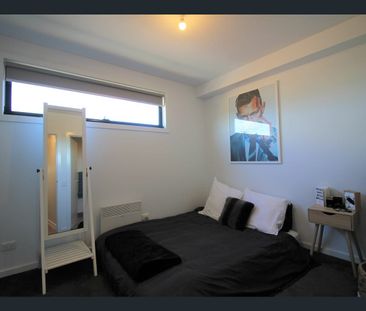 Townhouse in Brunswick west - Photo 2