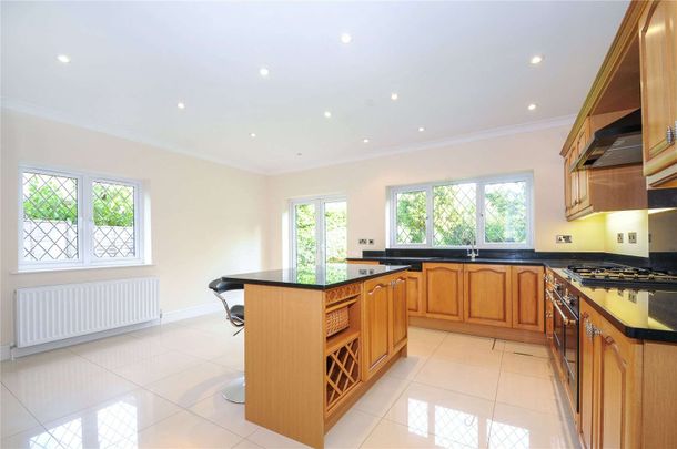 4 bedroom detached executive home in Englefield Green - Photo 1