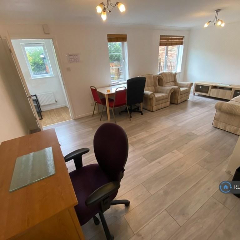 3 bedroom semi-detached house to rent - Photo 1