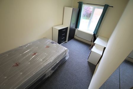 3 Bed Flat, Orchard Lodge, LS6 - Photo 2