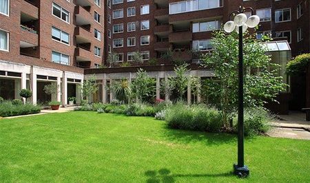 Smart two bedroom flat situated on the second floor (with lift) of this well run, polular portered Belgravia building. It is a contemporary apartment block, with all the modern conveniences which that affords. EPC rating D | Council Tax Band G - Photo 4