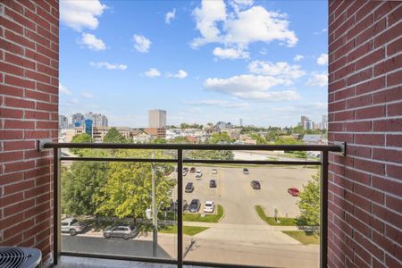 William Apartments - 2 Bedroom - Photo 4