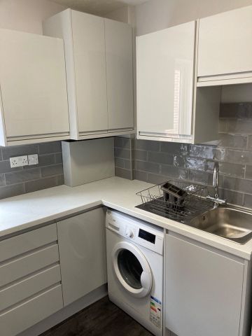 2 Bed Flat, Tennyson Road, SO17 - Photo 2