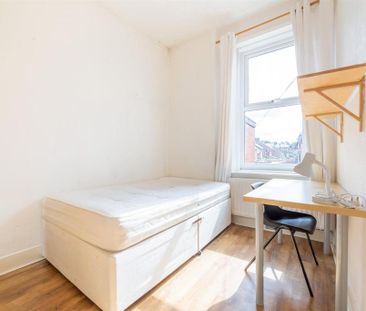 3 bedroom flat to rent - Photo 5