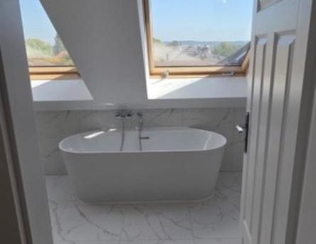 Wunderschöne Dachgeschoss-Wohnung in ruhiger und grüner Lage ab sofort zu vermieten! - Photo 1