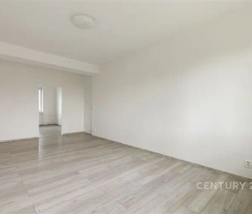 Světlý a prostorný byt 2+1 s lodžií a sklepem, 55 m - Photo 2