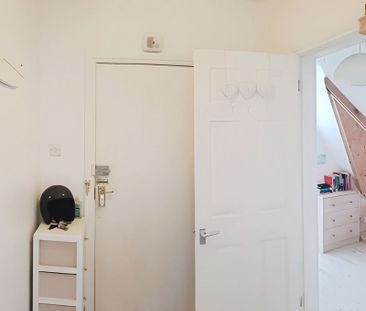 Top Floor Apartment Moments From The Beach - Photo 5