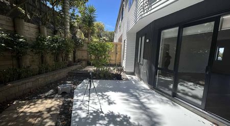 Modern Refurbished Townhouse with Sky Tower View & Pool Access - Photo 5