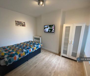 1 bedroom in a house share to rent - Photo 3