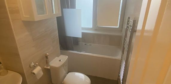 Room in a Shared House, Tildesley Road, SW15 - Photo 2