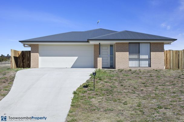 Family living at its finest! Inviting, low maintenance home nestled in quiet pocket of Cotswold Hills! - Photo 1