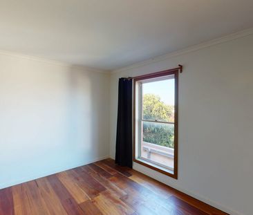 Spacious townhouse surrounded by greenery - Photo 2