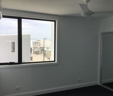Perfect Location - 3 Bedroom Home In Aura!! - Photo 3