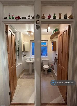 1 bedroom in a flat share to rent - Photo 1