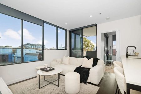 Contemporary Elegance: Luxurious 2 Bedroom Apartment - Photo 2