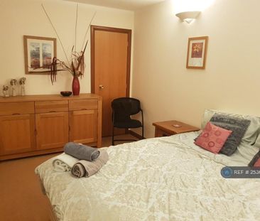 1 bedroom in a flat share to rent - Photo 4