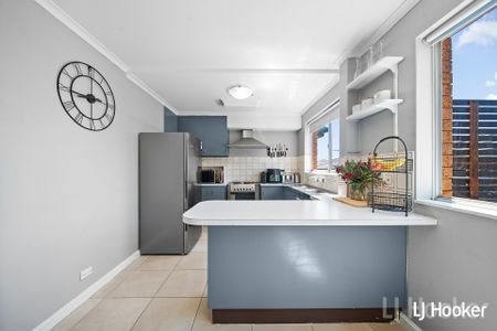 Split Level 2 Bedroom Townhouse in Central Queanbeyan - Photo 5