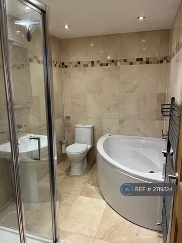 5 bedroom detached house to rent - Photo 2