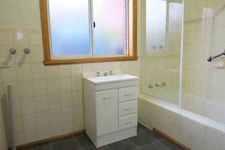 Neat one bedroom flat close to all amenities - Photo 4