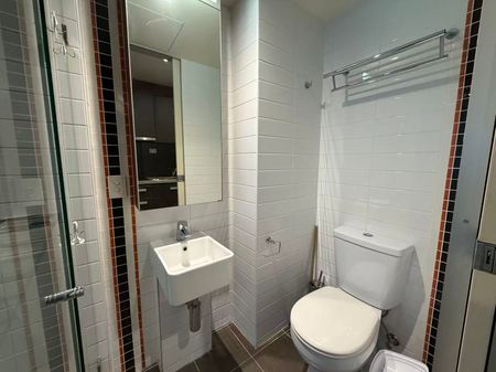 Fully Furnished Studio Apartment in the Centre of the CBD - Photo 3