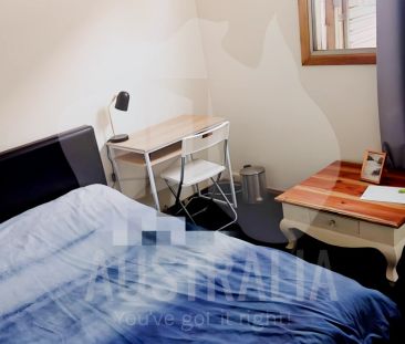 Private room with own bathroom - Photo 6