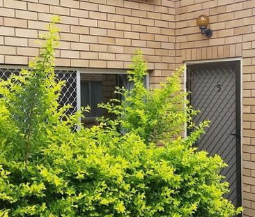 Two bedroom house in a great location - Photo 2