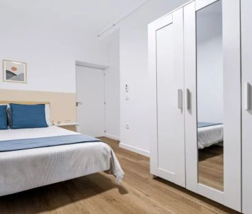 Room in a shared 10-bedroom apartment for rent in Sol. - Photo 2