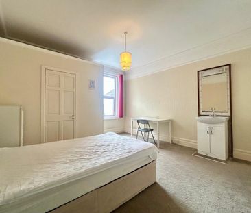 1 bedroom in a house share to rent - Photo 4