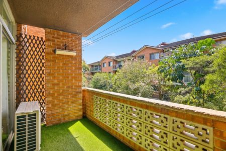 Air-Conditioned Two-Bedroom Unit with Laminate Timber Flooring, Single Car Space and Swimming Pool in the Complex! - Photo 3
