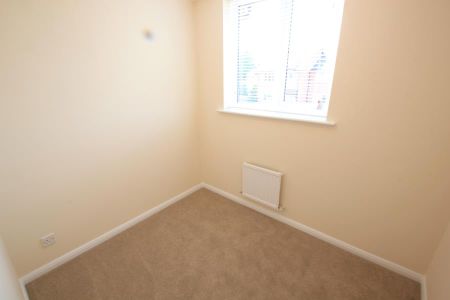 Newsham Road, Woking, Surrey, GU21 - Photo 3