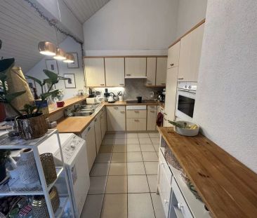 Appartement mansardé avec cheminée - Photo 2