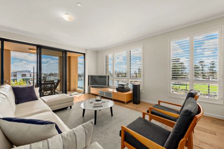 Exquisite Three-Bedroom Apartment within the Prestigious Marina East Complex - Photo 3