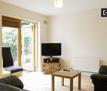 Room for rent in 5-bedroom apartment in Ballymun, Dublin - Photo 6