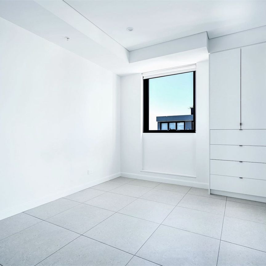 Luxury Living with Chatswood Convenience - Photo 1