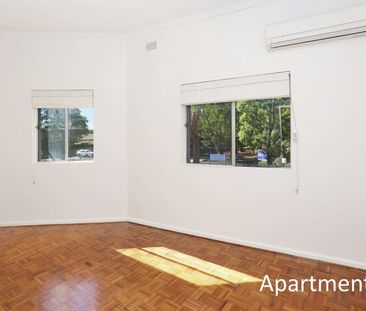 SPACIOUS 1 BEDROOM FLAT IN GREAT LOCATION - Photo 1