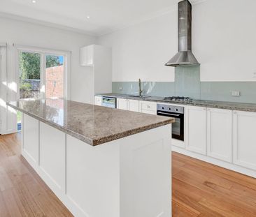 Light filled family living in a peaceful pocket - Photo 6