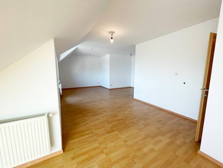 Große Dachgeschosswohnung mit 3 Zimmern und Terrasse! - Foto 3