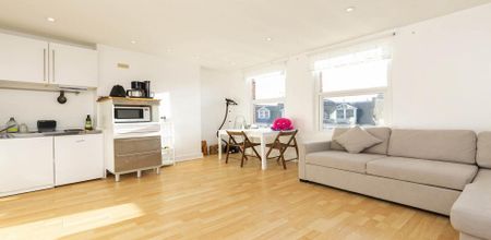 Spacious one bedroom set within a period conversion - Photo 4