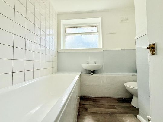 3 bedroom end of terrace house to rent - Photo 1