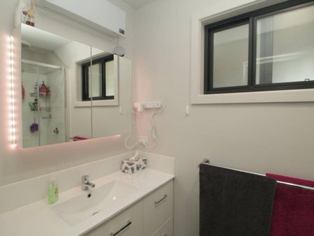 3-BEDROOM CABIN IN NICHOLSON RIVER HOLIDAY PARK - Photo 4